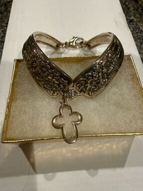 Vintage Floral silver-plated Flatware Spoon Bracelet 6”with cross